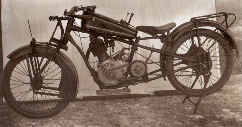 Первый мотоцикл в СССР. Первый мотоцикл самостоятельной разработки в россии\ссср. Первый тяжёлый мотоцикл в россии\ссср..При этом один из немногих мотоциклов мира имевших мягкую подвеску на обоих колесах.