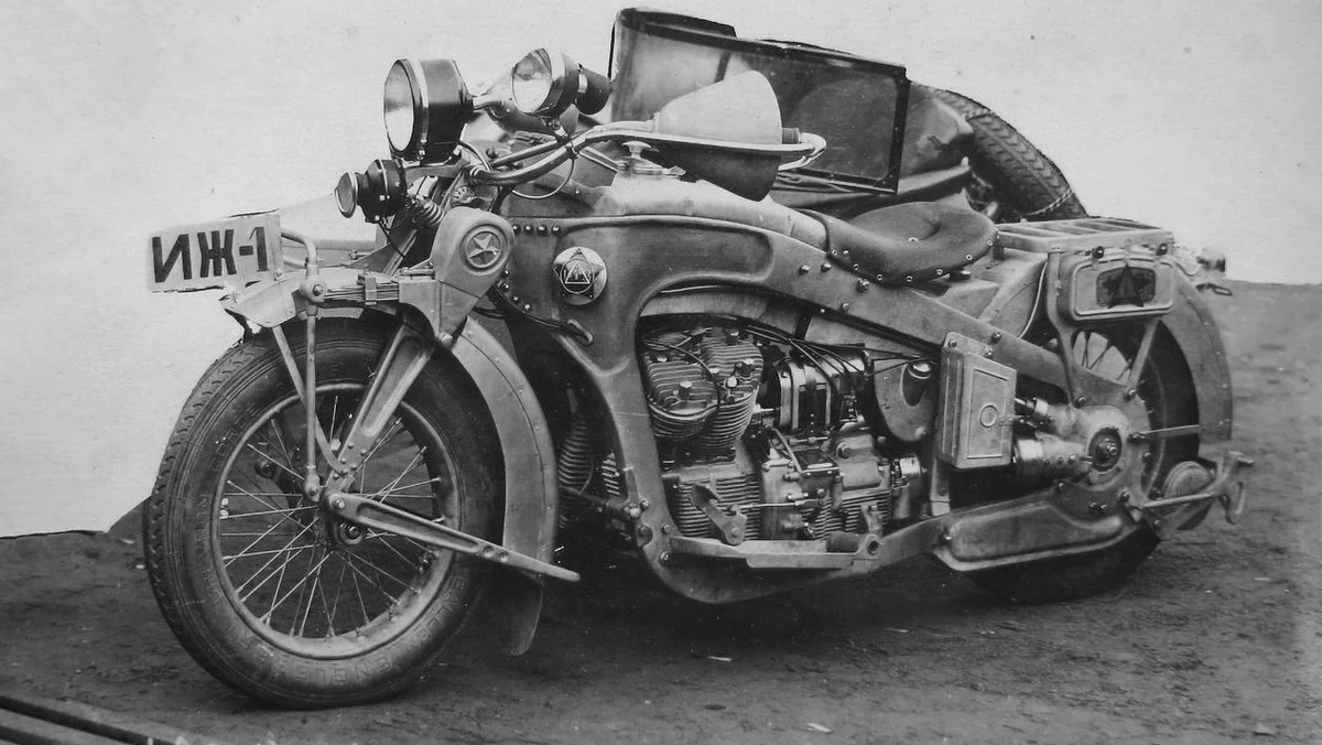 Иж-1. 1928г. Четырехтактный, двухцилиндровый, V-образный мотор с рабочим объемом 1200 см3, максимальной мощностью 24 л. с. при 3000 об/мин.