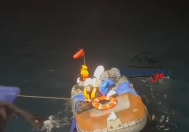 © Пичугина спасли люди с корабля под названием Ангел. Скриншот видео Камчатка life.📷
