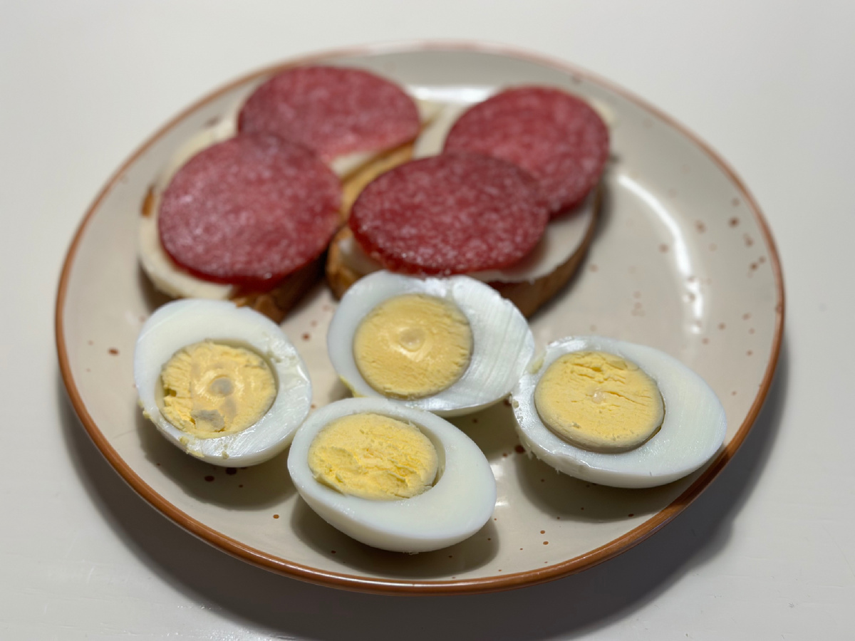 Яйца, бутерброды с легким сыром и колбасой