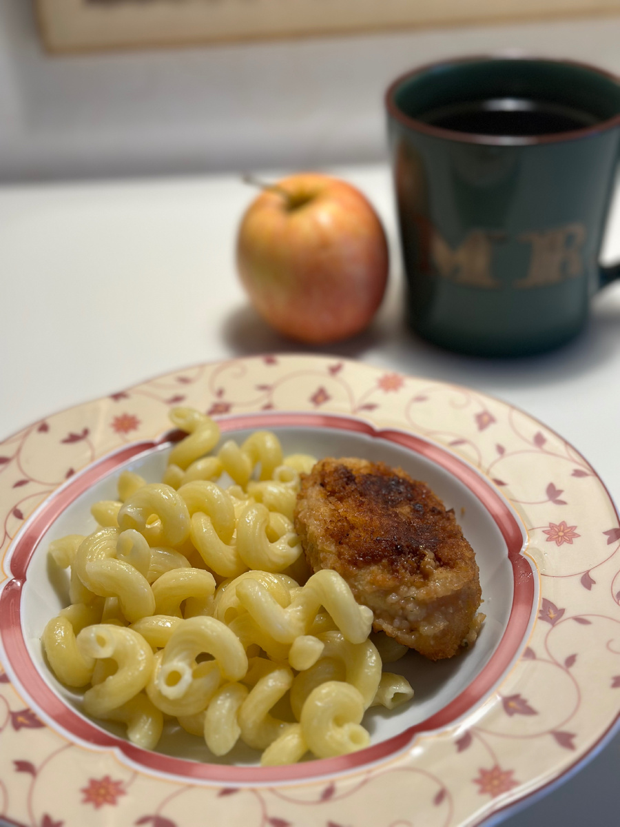 Макароны, котлета куриная, яблоко
