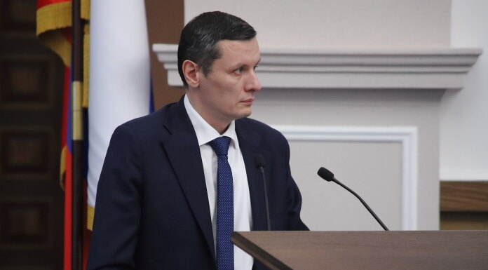    Алексей Ярик доложил депутатам горсовета о работе управления художественного облика. Фото: Михаил Периков