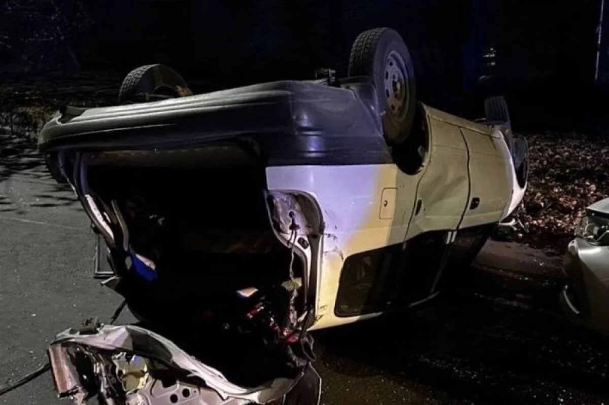    Пьяный комсомольчанин врезался в коллектор, опрокинулся и разбил два авто