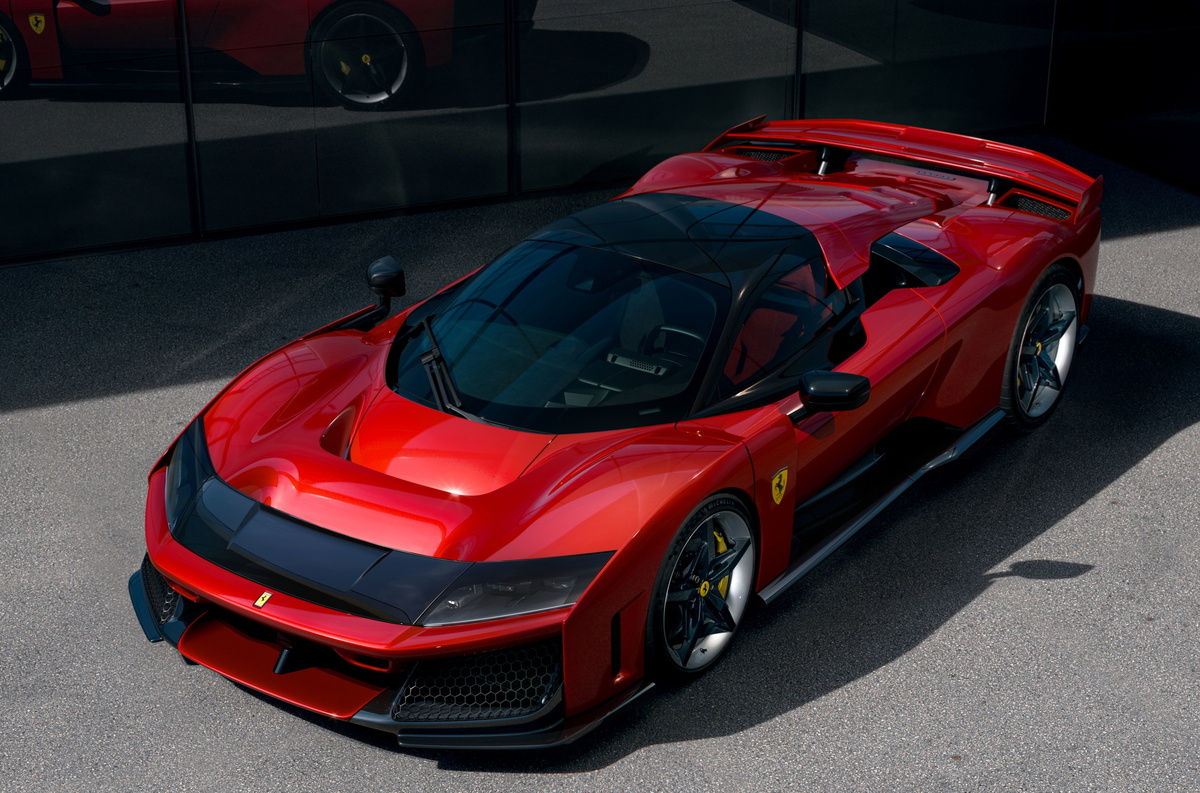    Ferrari F80 продолжил линейку флагманских гиперкаров F40, F50, Enzo и LaFerrari. По традиции прошлых лет, ставку сделали на гибрид, но уже не с атмосферным V12, а с «битурбошестёркой». На характеристиках даунсайзинг не сказался: пиковая отдача системы — 1200 лошадиных сил, то есть «восьмидесятка» стала самой мощной дорожной Ferrari в истории. Разгон 0–100 занимает 2,15 секунды, 0–200 — 5,75 секунды, а максимальная скорость — более 350 км/ч. Позади остались и [McLaren W1](https://motor.ru/lab/mclaren-w1-view.htm), и [Mercedes-AMG One](https://motor.ru/lab/mercedes-za-500-mln-rublei.htm).   
Ferrari