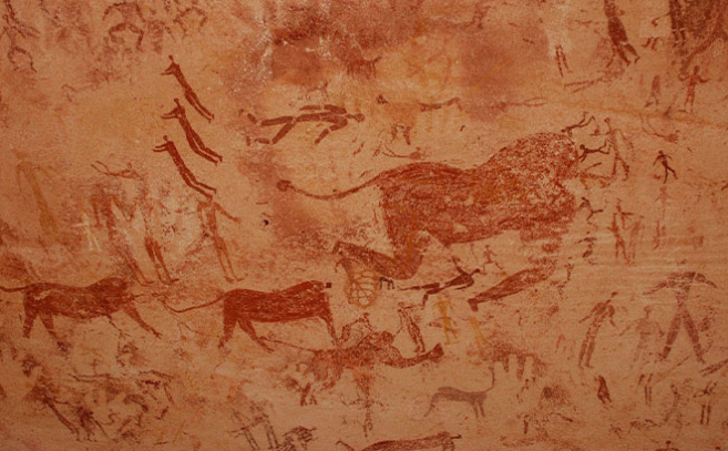 На плато Гильф-Кебир есть наскальные рисунки, изображающие фауну, характерную для саванны