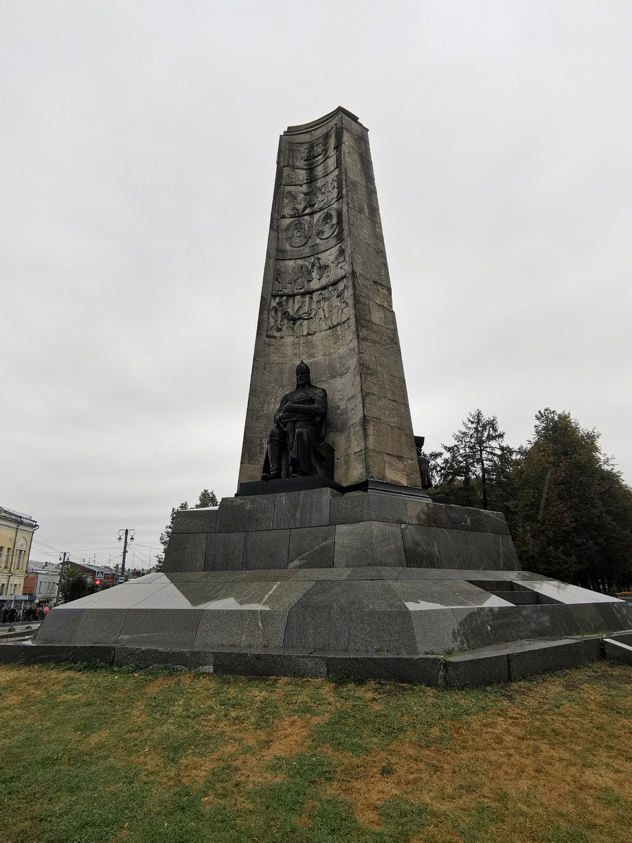 Памятник «850 лет городу Владимиру»