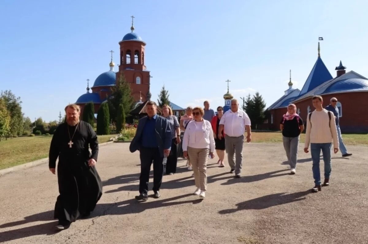    Покровский мужской монастырь - место активного паломничества верующих.