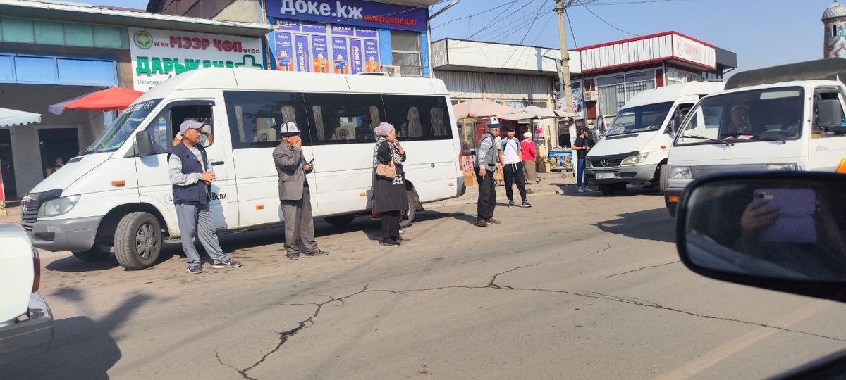 Кыргызские мужчины в возрасте очень уважают свой головной убор и носят его в повседневной жизни повсеместно