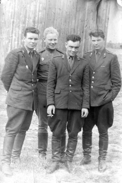 На фото слева направо: сержант с/с Нигматуллин Ф., рядовой Солодилов,                           Виктор Ерёмин - нач. группы РЭО и РТО, Александр Захаров -
                нач. группы АО. Аэродром Шперенберг, ГСВГ