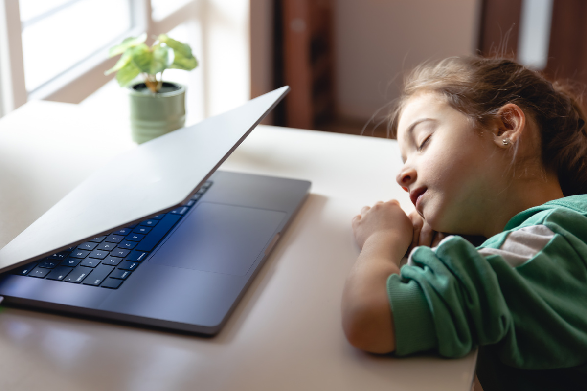 источник фото: <a href="https://ru.freepik.com/free-photo/little-girl-sleeps-front-laptop-table_39873274.htm#fromView=search&page=3&position=47&uuid=2b54a849-f985-4d6f-8f24-8078be694b1a">Изображение от pvproductions на Freepik</a>