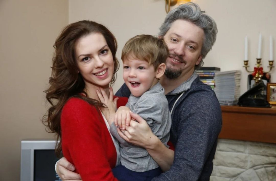 на фото Лянка Грыу, Михаил Вайнберг и их сын Максим