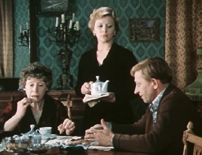 «По семейным обстоятельствам» - эффектная мама-Изольда и козырной сын-Николай