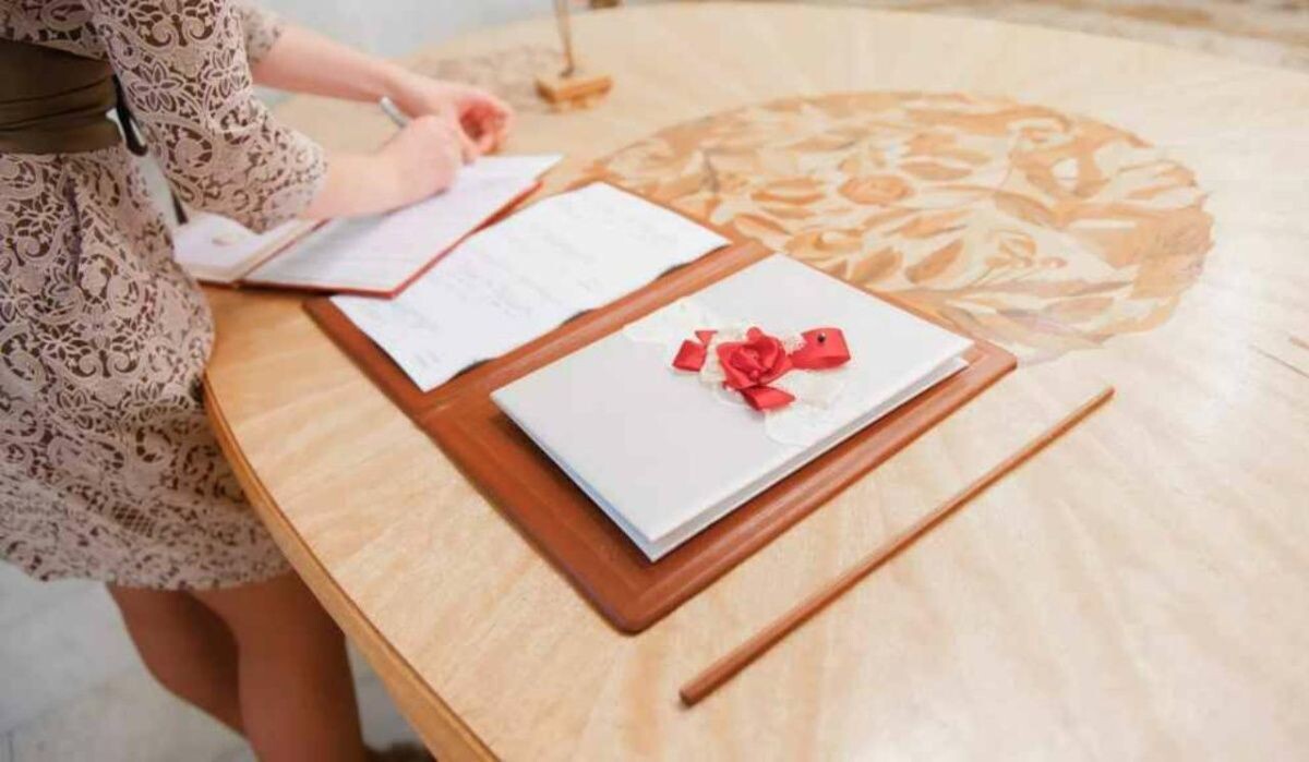     Сотрудник ЗАГС. Источник: radiosputnik.ru Автор фото: Olga Ivanova