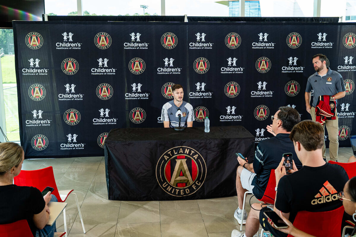 | Фото: А. Миранчук на пресс-конференции |