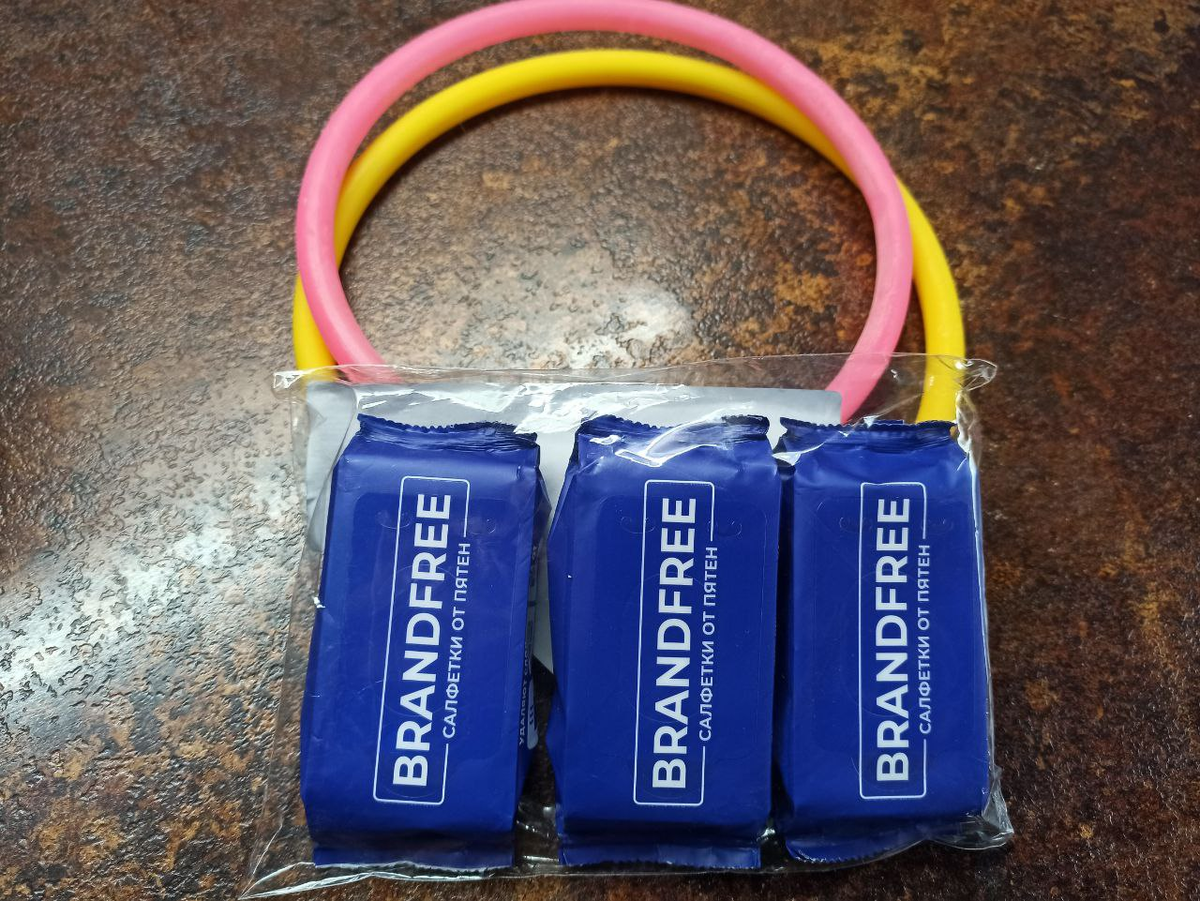 Салфетки и ночные ошейники Кубы и Ляли для сравнения размеров