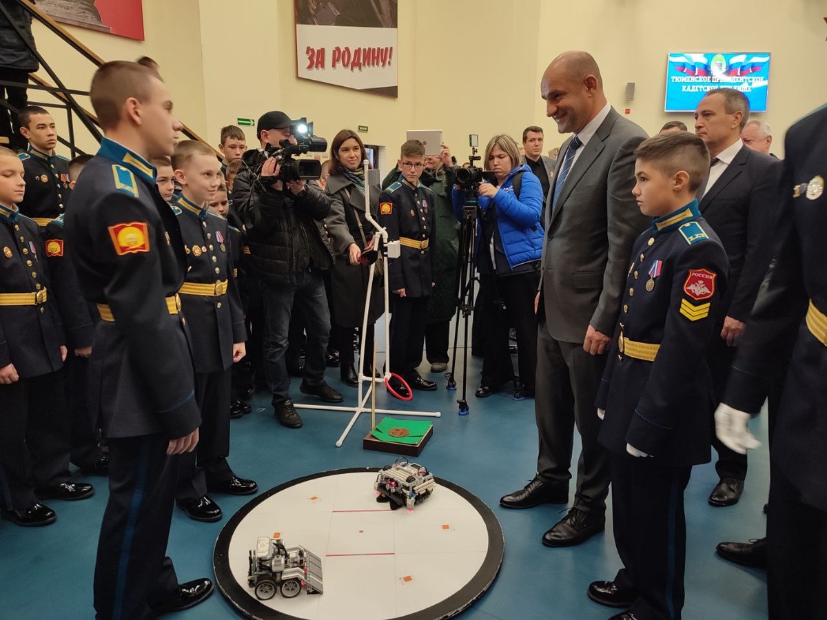 Полпред Артем Жога посетил Тюменское президентское кадетское училище.  Фото: Фото: ФедералПресс / Ирина Ромашкина