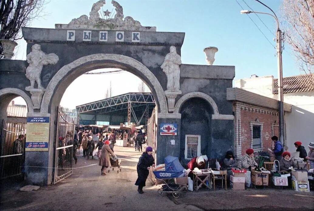 Северский центральный рынок в 1999 году. Фото сделано 27 января Олегом Никишиным. Жители активно отреагировали на публикацию этого снимка в соцсетях