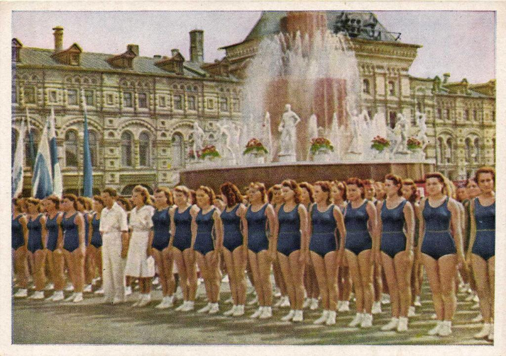 Всесоюзный парад физкультурников на Красной Площади в Москве в 1945 г. Источник: auction.ru@олимпия21