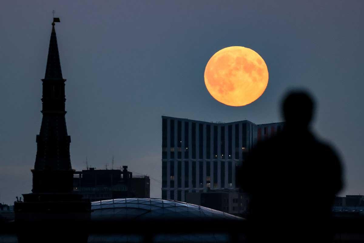 Сергей Савостьянов / ТАСС📷Полнолуние в Москве 17 октября 2024