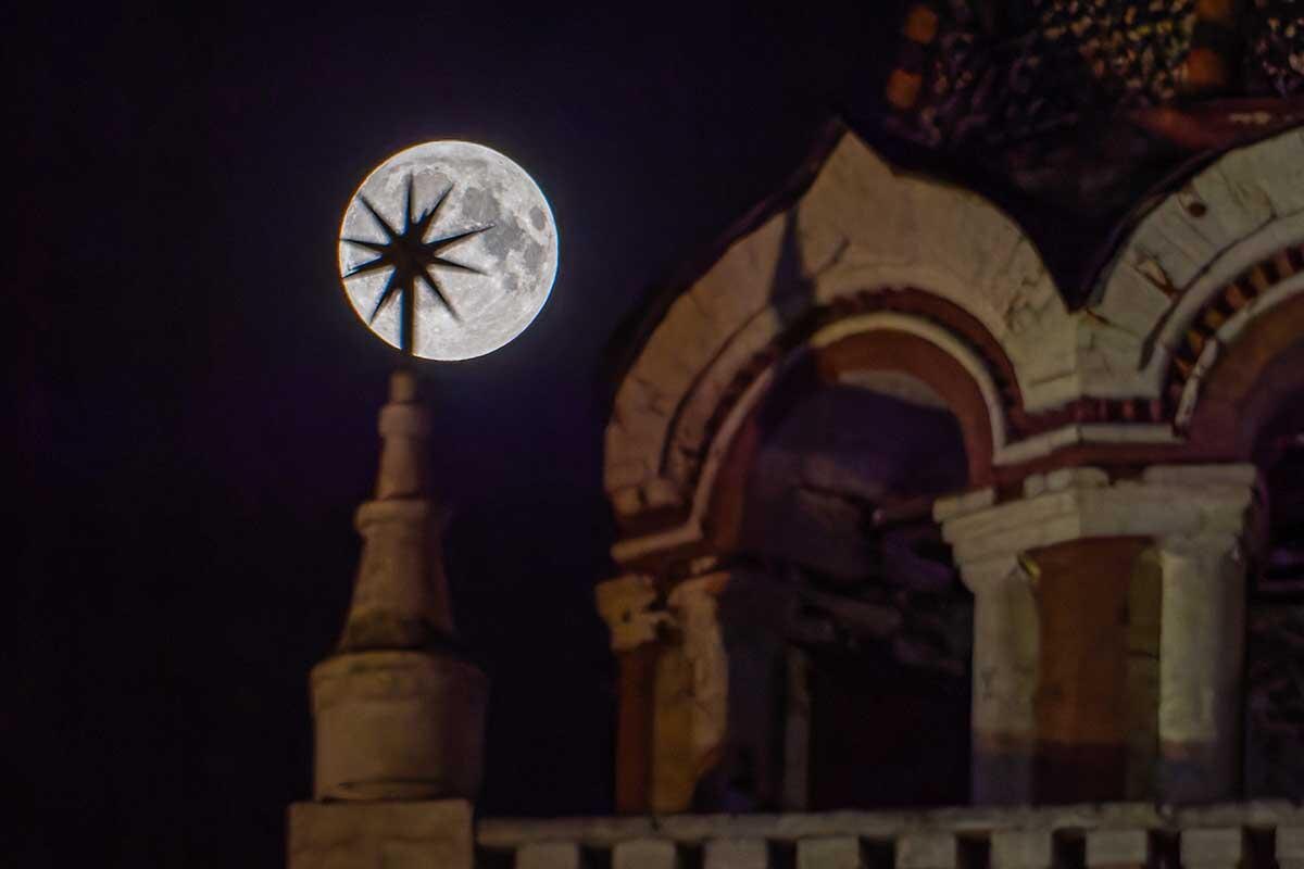 Комсомольская правда / Global Look Press📷Полнолуние в Москве 17 октября 2024