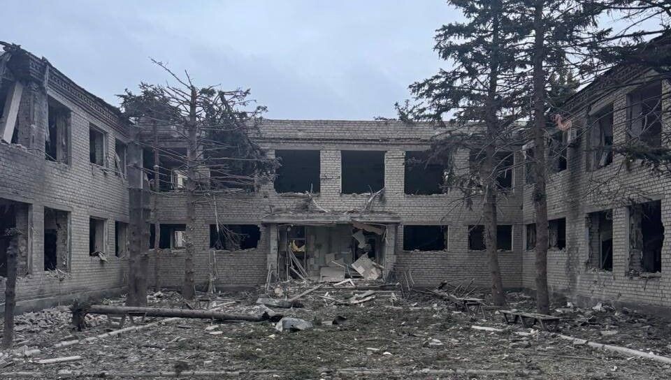 Последствия прилета ФАБов по располаге ВСУ в Курахово. По мере приближения фронта, интенсивность ударов по военной инфраструктуре ВСУ в Курахово возрастает. Бои за город начнутся уже достаточно скоро. Сейчас до восточных и юго-восточных окраин города чуть более 1 км, источник – Телеграм-канал Colonelcassad