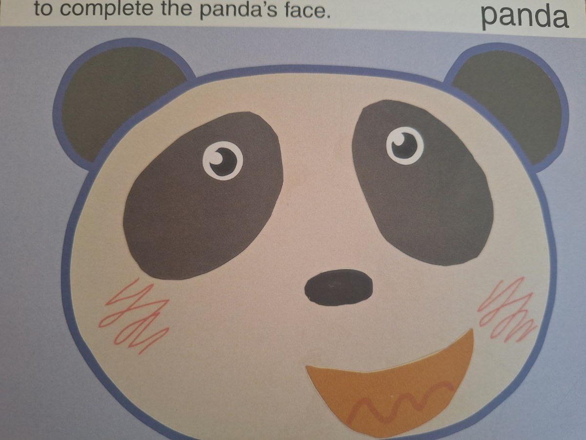 Здесь приклеены глаза, нос, рот. Куда прилеплять не было обозначено.