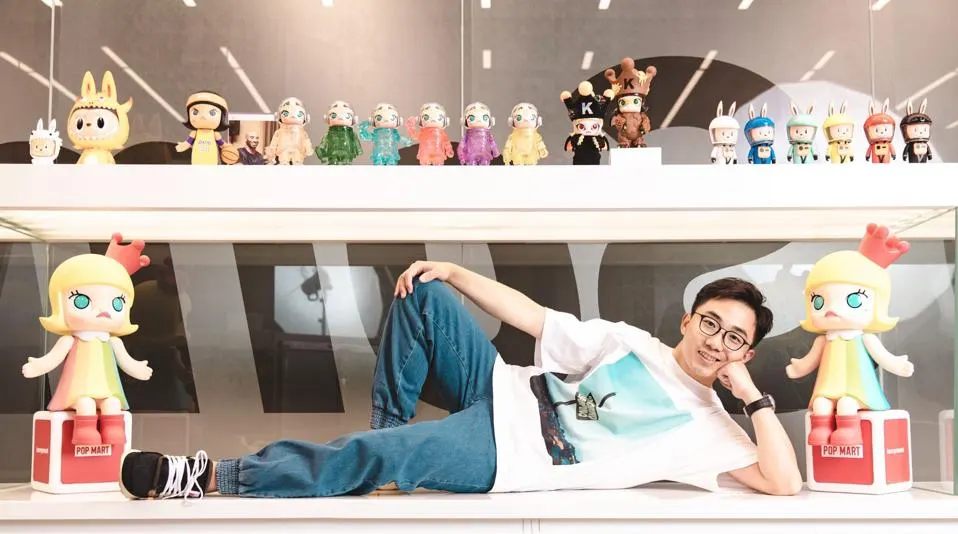 Ван Нин среди фигурок POP MART