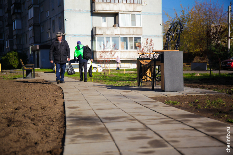    Дорожка проходит между Молодежной, 31 и детским садом № 128. Здесь поставили скамейки и урны, сделали освещение, посадили деревья и кустарники.