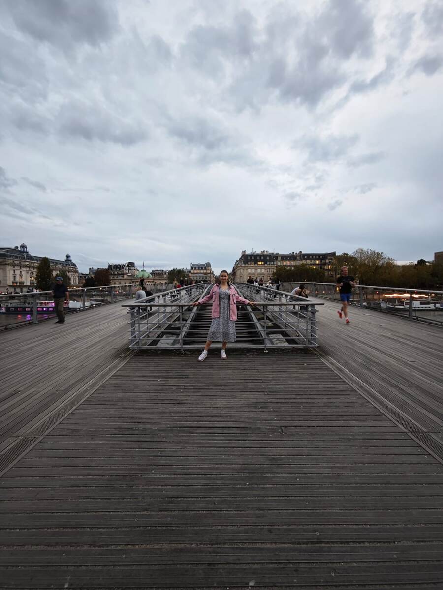 Анна в Париже. Кстати, этот мост мне приводили в пример как одного из самых "мусорных". И где он, этот мусор?))