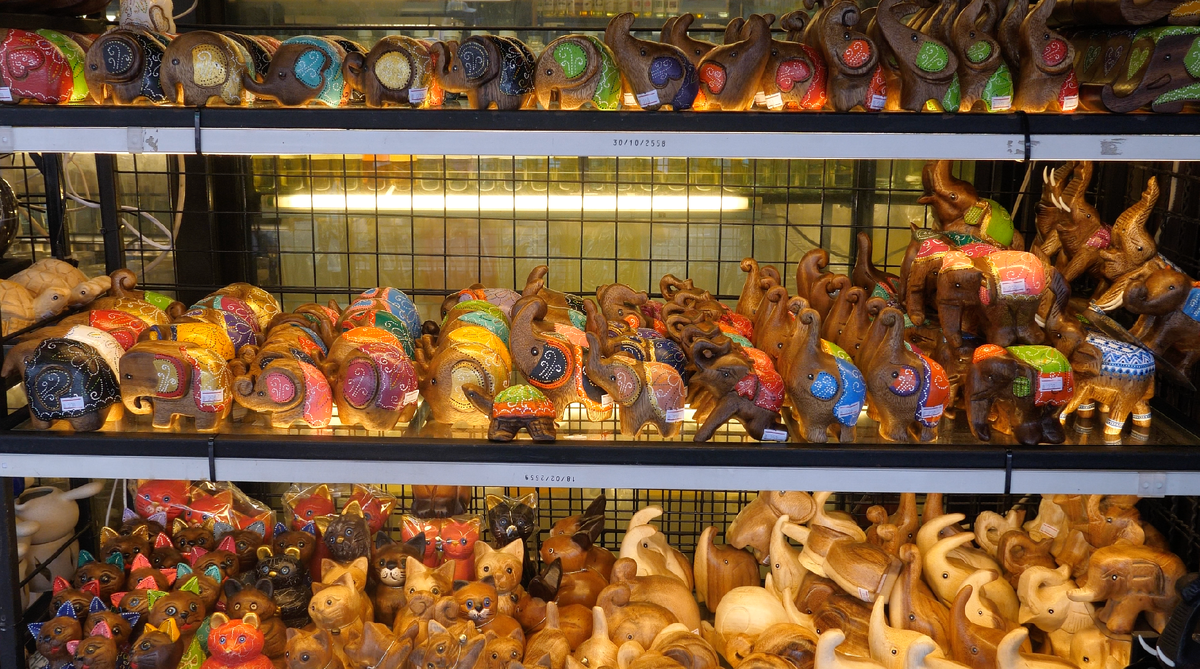 Деревянные статуэтки на тайском рынке