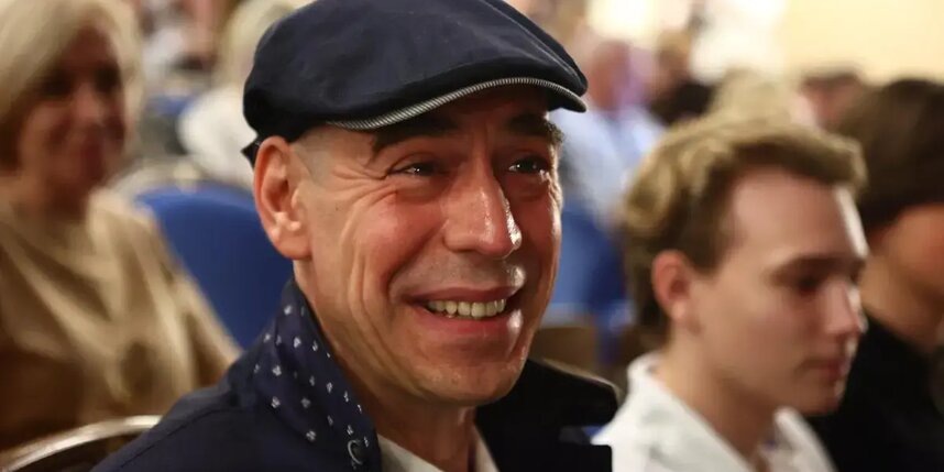   © АГН "Москва"Дмитрий Дюжев из-за роли Джо Байдена теперь прячет голову под кепкой.