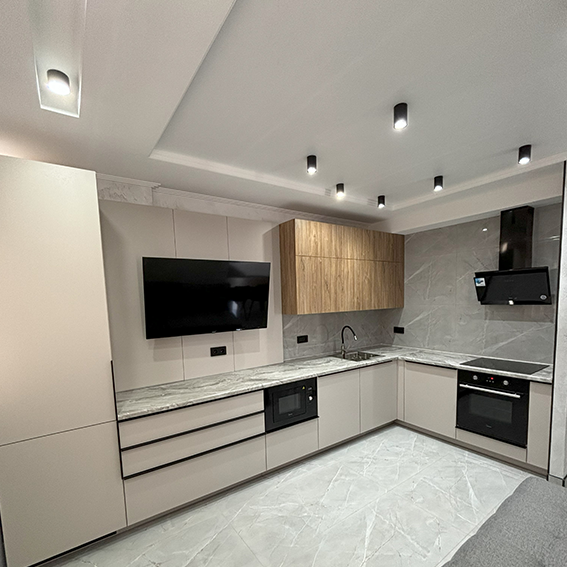 Угловая кухня без верхних шкафов по индивидуальному дизайн-проекту