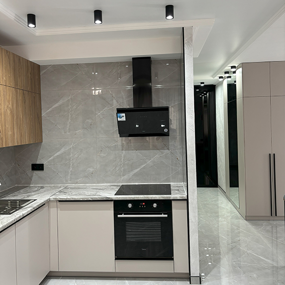 Правая часть кухню, без верхних шкафов, с отдельно смонтированной вытяжкой