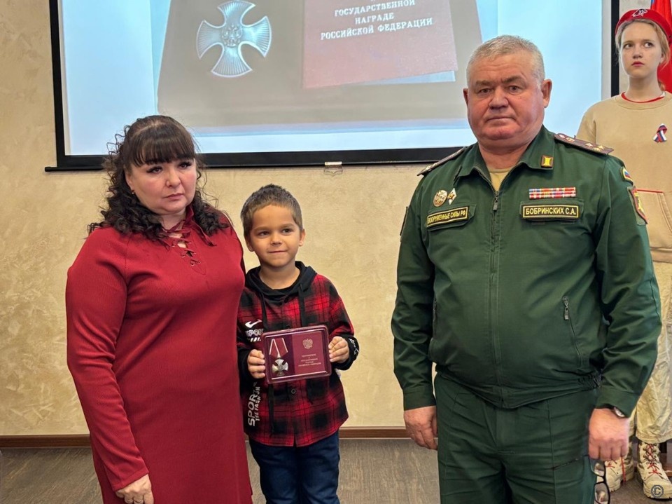    Награду вручили сыну погибшего бойца – Артему пресс-службы администрации Барнаула
