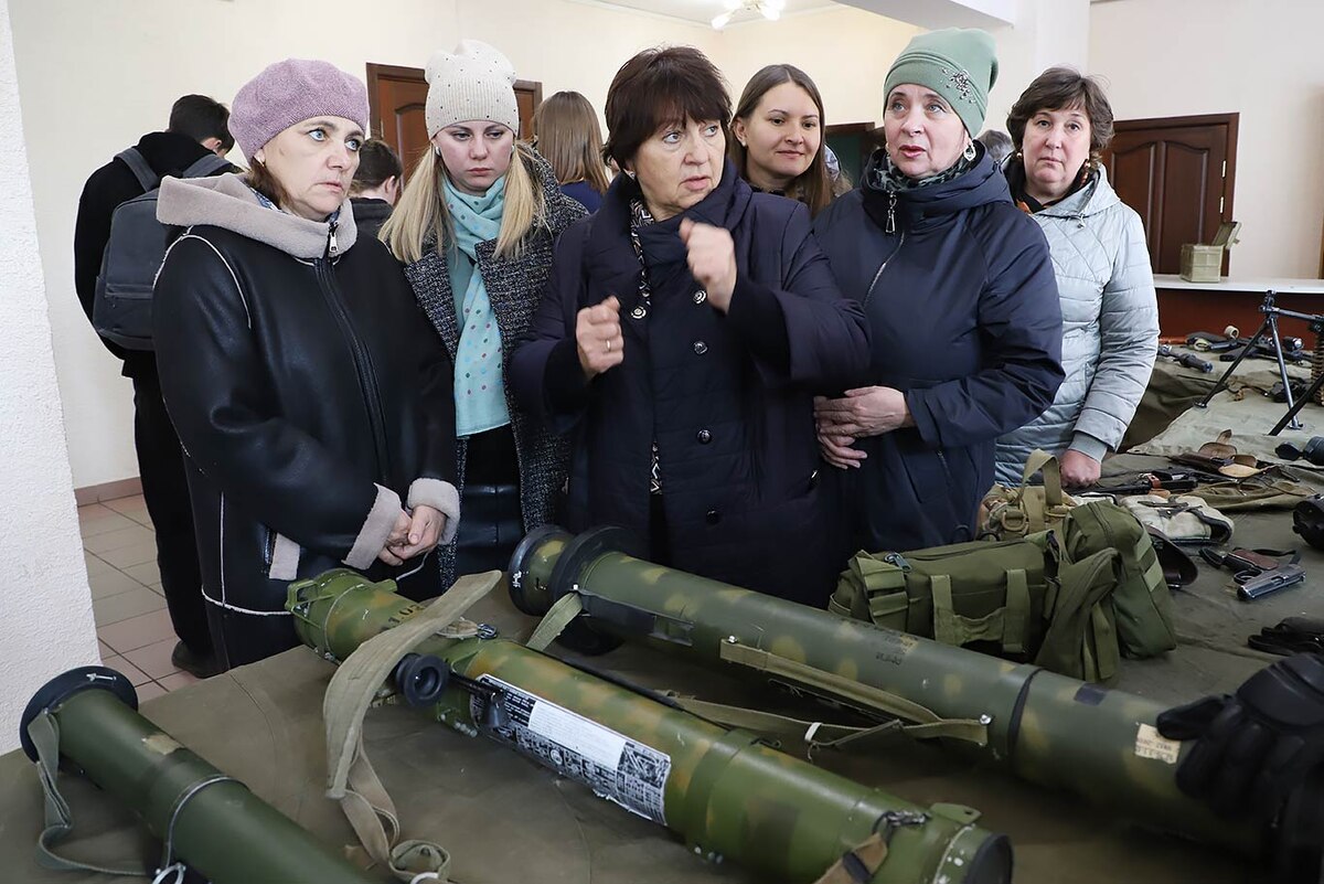 Выставка современного оружия собрала массу зрителей. Фото Александра ВАСИЛЬЕВА.
