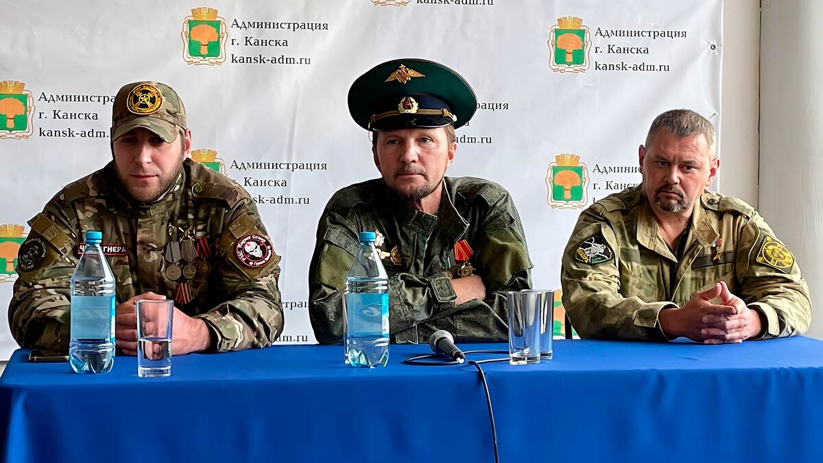 Слева направо: участники СВО Сергей КОСЫРЕВ, Вячеслав ТЮМЕНЦЕВ, Герой России Олег ЛИКОНЦЕВ. Фото Александра ВАСИЛЬЕВА.