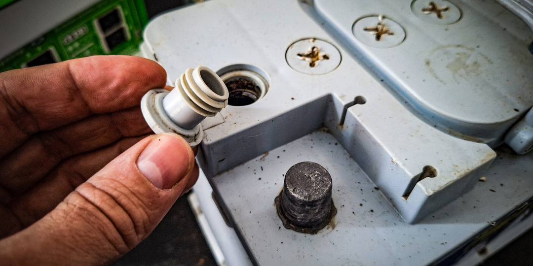 Мы сами виноваты в низком ресурсе АКБ: 3 ошибки, которые приводят к преждевременному отказу батареи