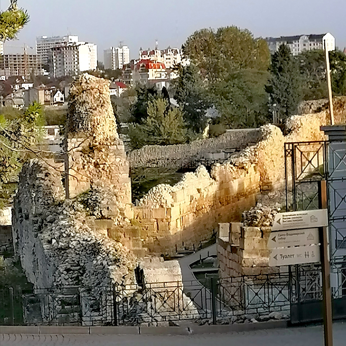 Крепостная стена древнего города. 