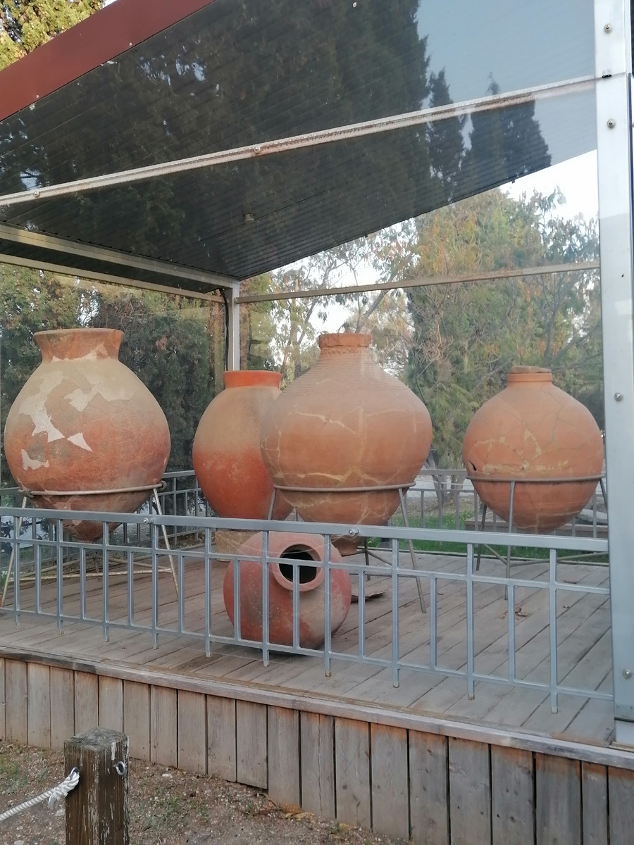 Древнегреческие большие амфоры. 