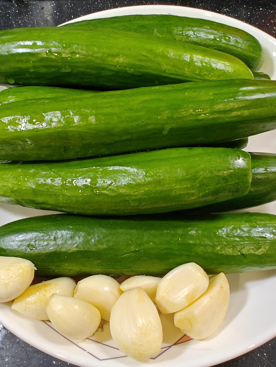 Зубчики чеснока и огурцы