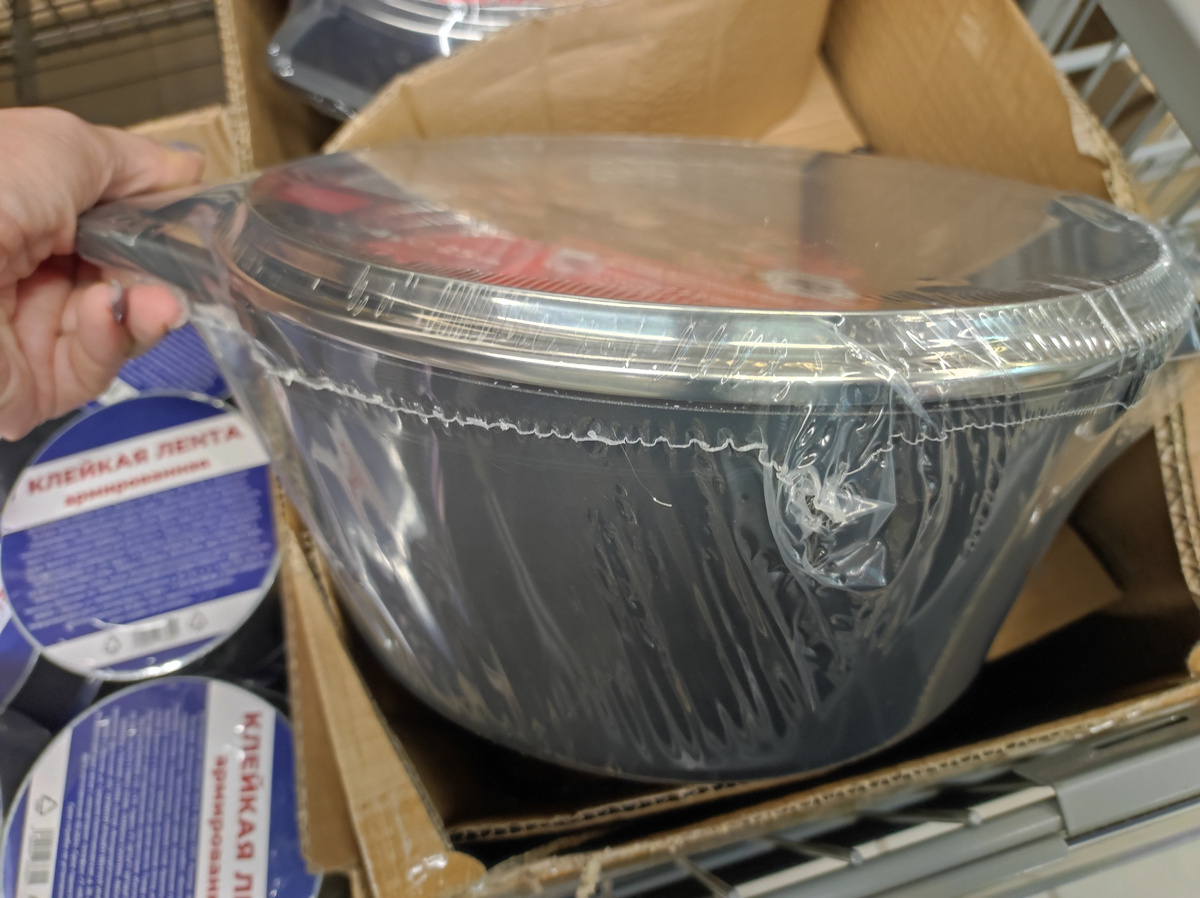 Фото автора, кастрюли с антипригарным покрытием в магазине Чижик, октябрь 2024 года