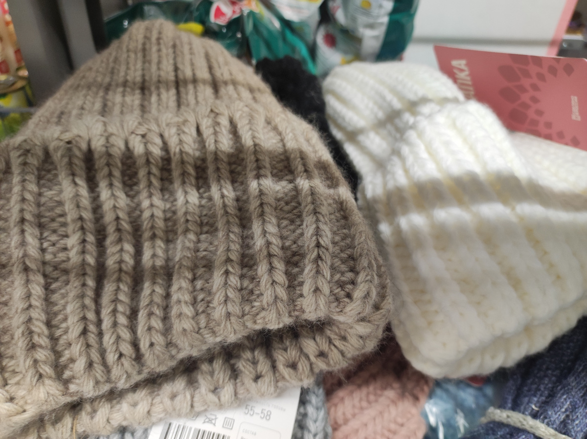 Фото автора, женские шапки в магазине Чижик, октябрь 2024 года