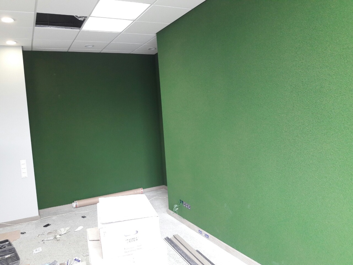Напыляемая пробка на стенах в офисном помещении
