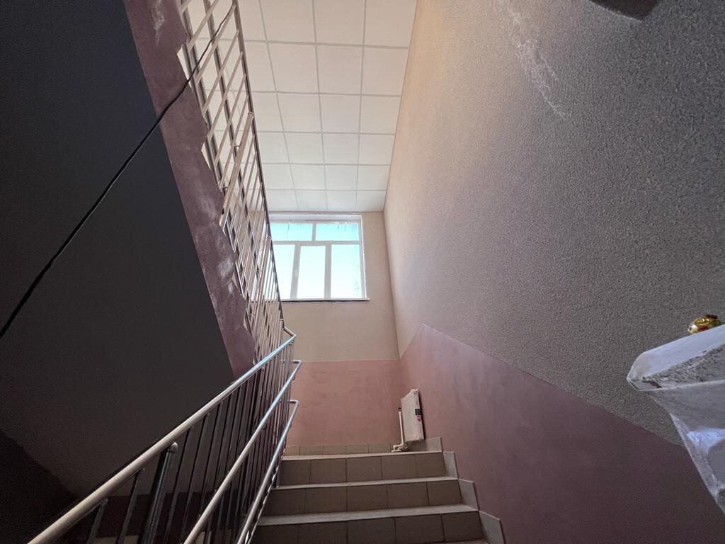 Напыляемое пробковое покрытие на лестничном пролете детского сада