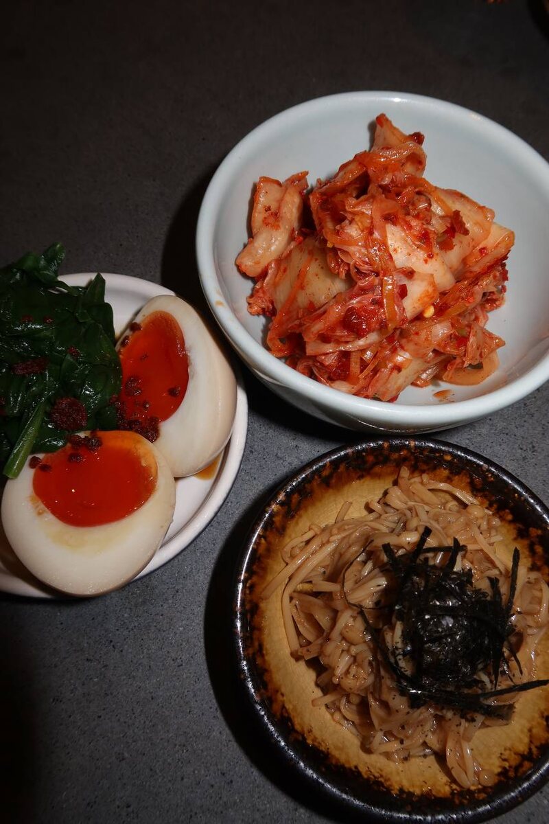 Яйцо аджитама со шпинатом и понзу, кимчи, маринованные грибы эноки