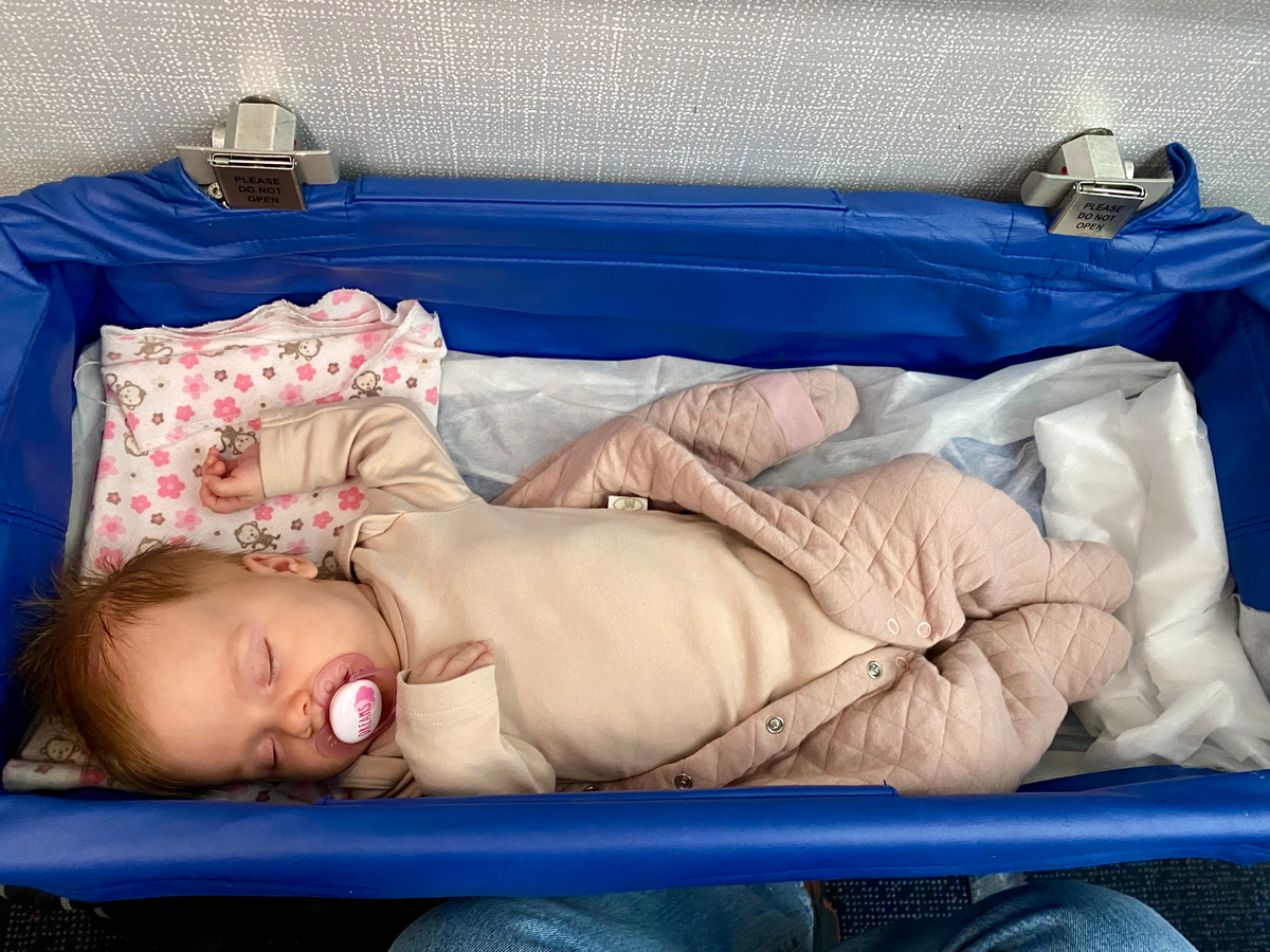 Перелет с двухмесячным ребенком - люлька для младенца