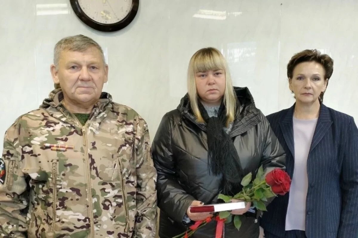    Орден Мужества вручили жене погибшего на СВО жителя Пыталовского района