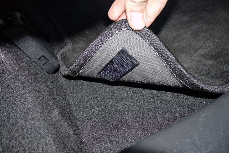 Контактную липучку можно использовать и в автомобиле - для крепления ковриков и других аксессуаров