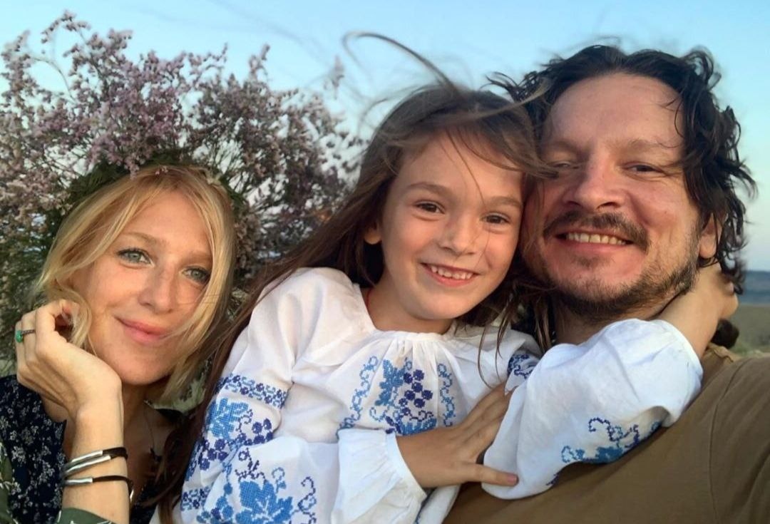 на фото Ирина Гринева и Максим Шабалин с дочерью