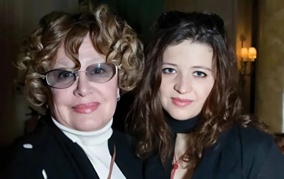 на фото Марина Неелова с дочерью